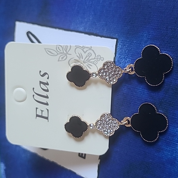 Ella's Clover Shaped Earrings - Picture 4 of 7